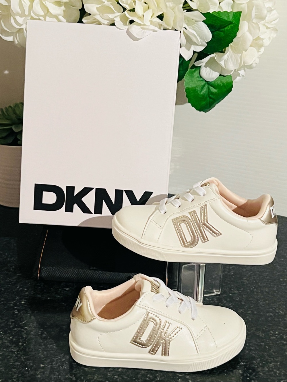 DKNY Shoes SZ-6-7 Walker W/Metallic Gold Logo